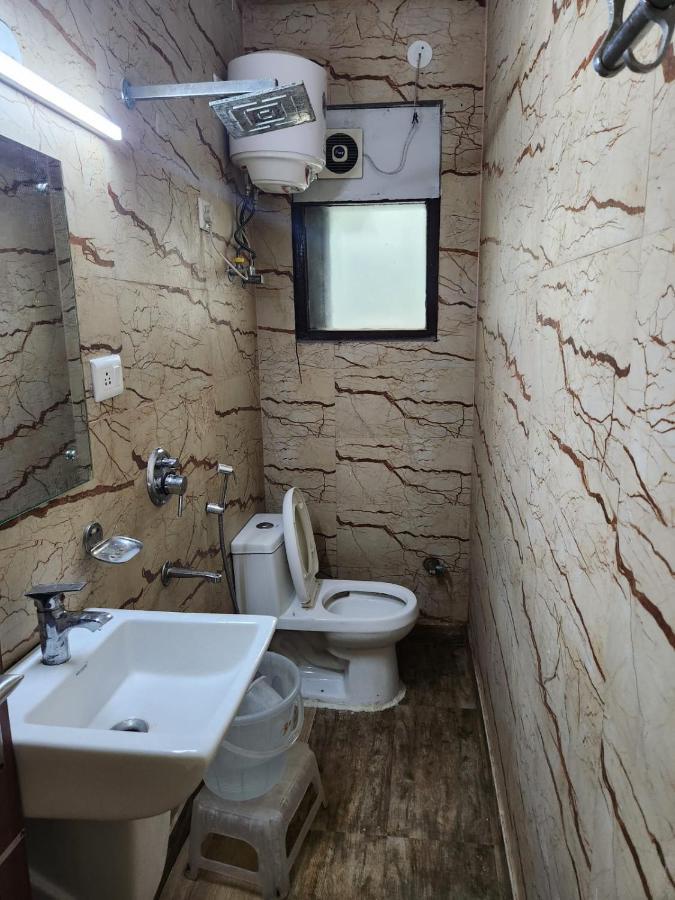 Hotel Cozy Cave Yeni Delhi Dış mekan fotoğraf