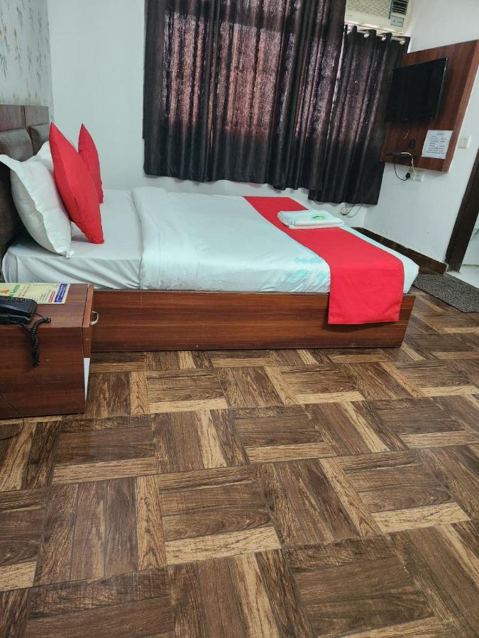 Hotel Cozy Cave Yeni Delhi Dış mekan fotoğraf