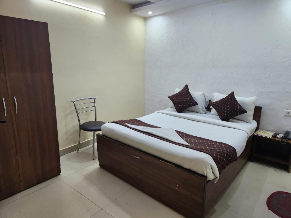 Hotel Cozy Cave Yeni Delhi Dış mekan fotoğraf